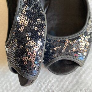 EXPRESS Peep Toe Slip on Flats in Reversible Black and Silver Sequin Size 7
